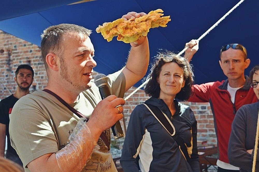 Na zdjęciu Filip Malinowski prezentuje żółtą hubę