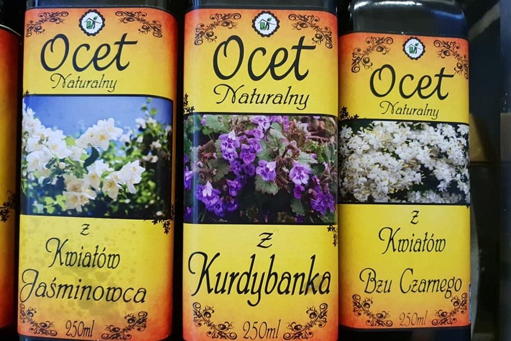 Butelki z naturalnym octem z kwiatów jasminowca i bzu czarnego
