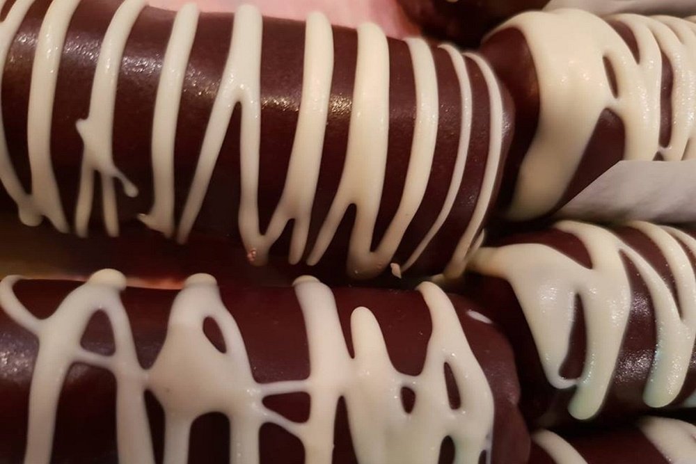 Zdjęcie przedstawia wegańskie ciasto - Bounty czekoladowe