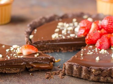 Zdjęcie przedstawia ciasto czekoladowe