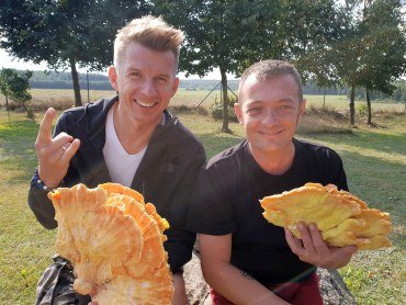 Na zdjęciu Karol Okrasa i Filip Malinowski prezentują żółtą hubę