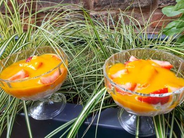 Kokosowy deser z tapioki w szklanym pucharku