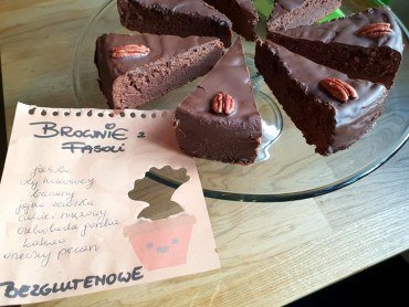 Zdjęcie przedstawia talerz z porcjami czekoladowego fasolowego brownie