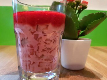 Zdjęcie przedstawia tapiokowo-kokosowy deser z musem malinowym