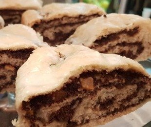 Zdjęcie przedstawia cztery porcje makowca