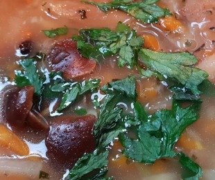 Zdjęcie przedstawia talerz zupy z grzybów Płomienica zimowa