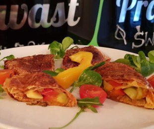 Na zdjęciu talerz, na nim Yuba Zrazy z warzywami, ogórkiem i wegańskim serem