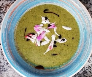 Zdjęcie przedstawia talerz serowego Kremu z brokuła