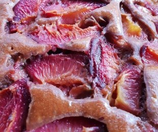 Zdjęcie przedstawia ciasto śliwkowe