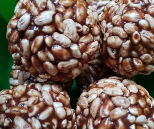 Zdjęcie przedstawia cztery ciastka, szyszki tofi