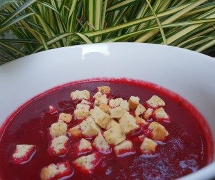 Zdjęcie przedstawia talerz kremu z buraków z grzankami