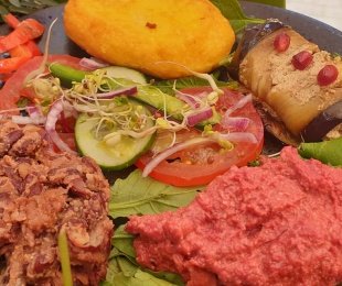 Na zdjęciu cztery gruzińskie potrawy narodowe na jednym talerzu