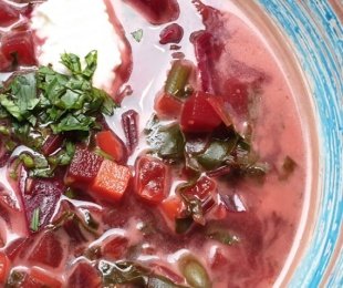 Zdjęcie przedstawia talerz Barszczu ukraińskiego z kwaśną śmietaną