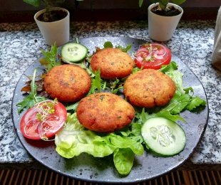 Na zdjęciu talerz, na nim cztery kotlety mielone z żółej huby podane z warzywami