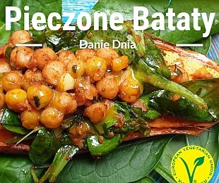 Na zdjęciu talerz, na nim Pieczone bataty faszerowane ciecierzycą