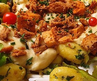 Na zdjęciu talerz, na nim kluski Gnocchi z kurczakiem z Żółtej Huby