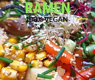 Zdjęcie przedstawia talerz zupy Ramen, z kukurydzą, grzybami i warzywami