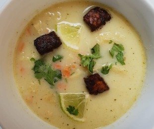 Zdjęcie przedstawia talerz zupy Tom Kha z chińskim śnieżnym grzybem i tempehem