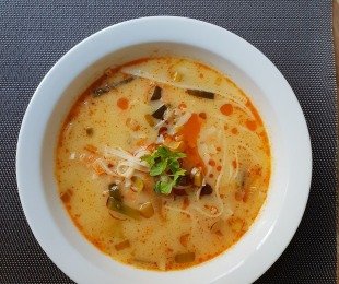 Zdjęcie przedstawia talerz zupy Hot Mango z makaronem ryżowym