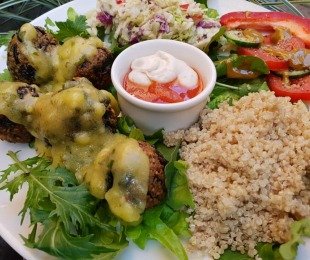 Na zdjęciu talerz, na nim Pulpety z wodorostami wakame w cytrynowo pietruszkowym sosie podane z kaszą, warzywami i sosami